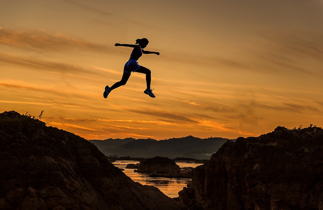 a woman run and jump to across the mountiain and achieve